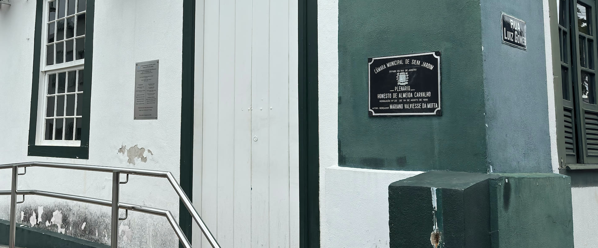 Fachada da Câmara Municipal com a placa do Plenário Honesto de Almeida Carvalho